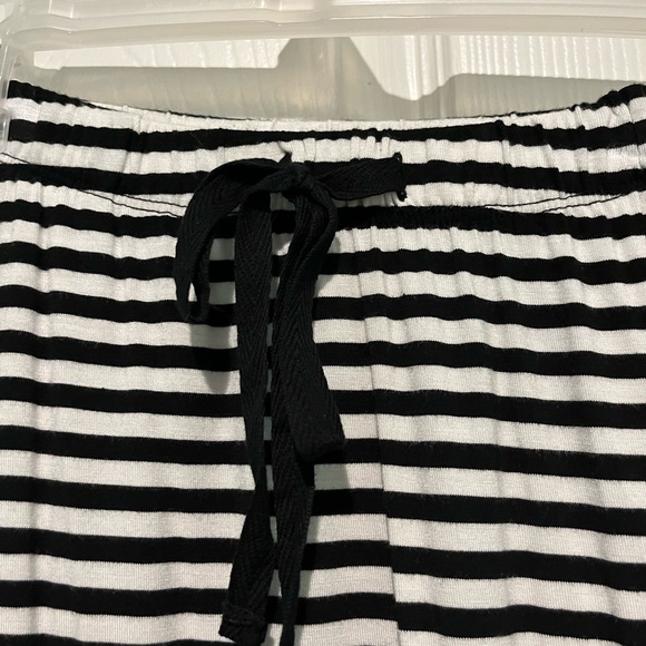 NWT SO Curved Hem Midi Skirt. - Picture 4 of 5